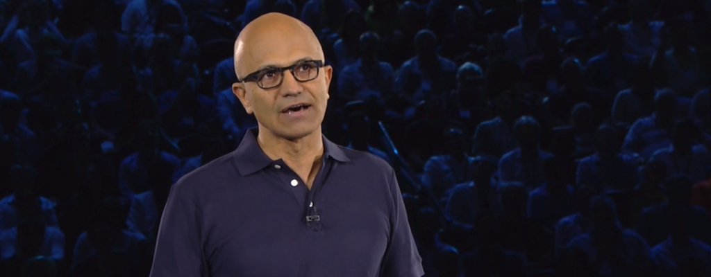 Nadella steht mit Brille vor einer Menschenmenge auf der Inspire 2018.